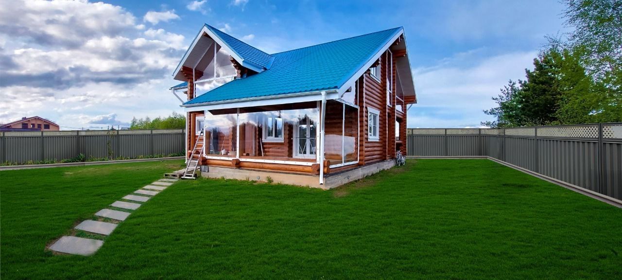 Мягкие окна на веранде загородного дома в Любохне